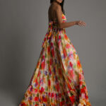 Kolorowa sukienka maxi w kwiaty z rozporkiem