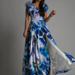 Sukienka maxi w niebieskich odcieniach z falbankami na ramionach