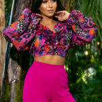 Krótka, szyfonowa bluzka w pięknym, intensywnym kolorze różu