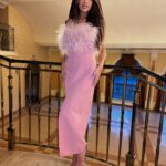 Sukienka puder z piórami