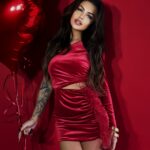 Czerwona sukienka z wcięciem