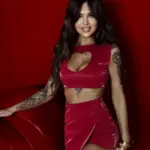 Top lateksowy z wyciętym sercem NB Take czerwony