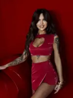 Top lateksowy z wyciętym sercem NB Take czerwony